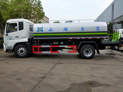 灑水車在汽車物流中的關(guān)鍵角色